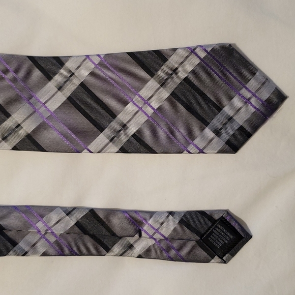 Men's Geoffrey Beene Silk Grey with black and purple pattern tie - Picture 6 of 6